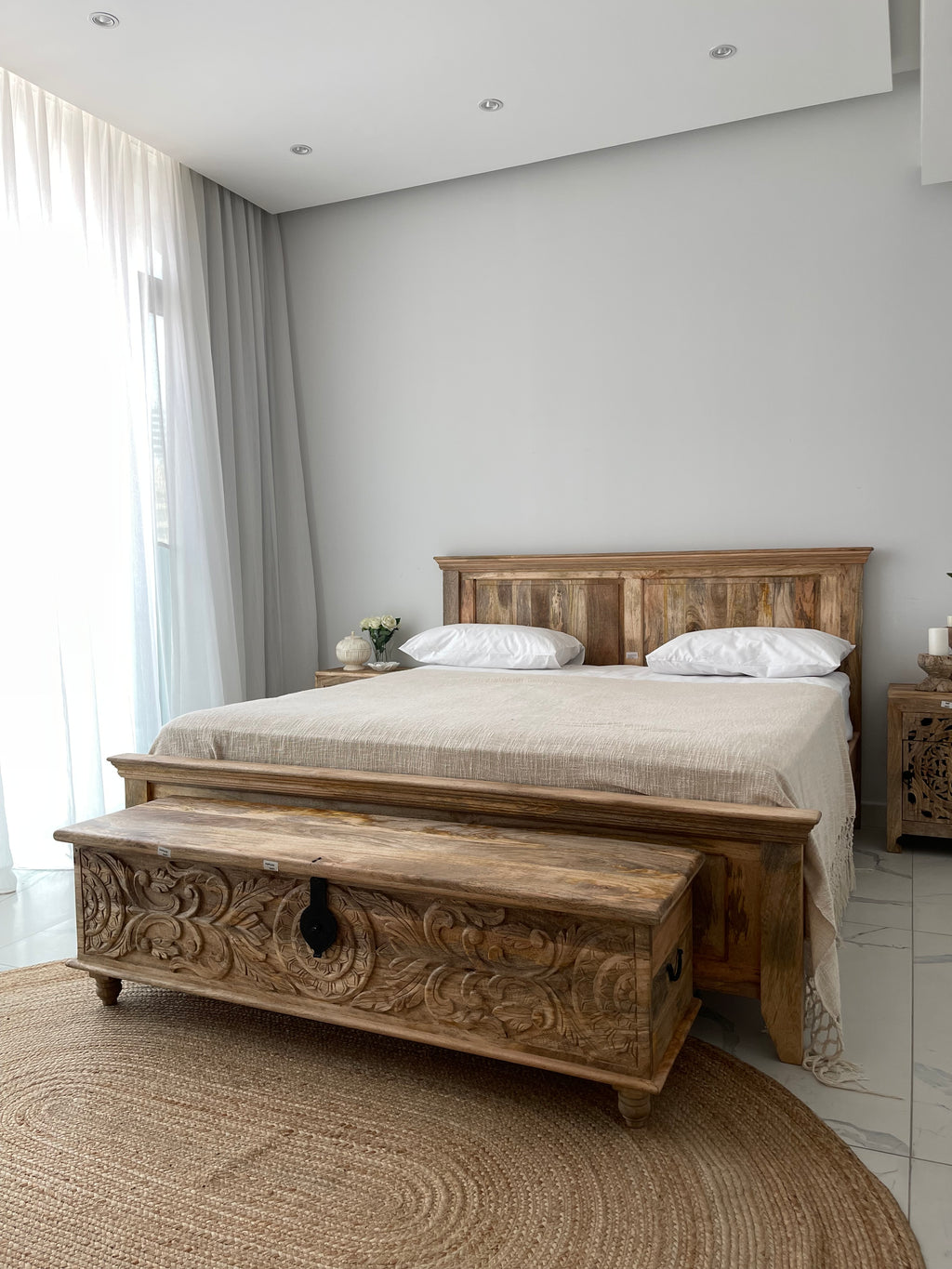 Plain panel bed