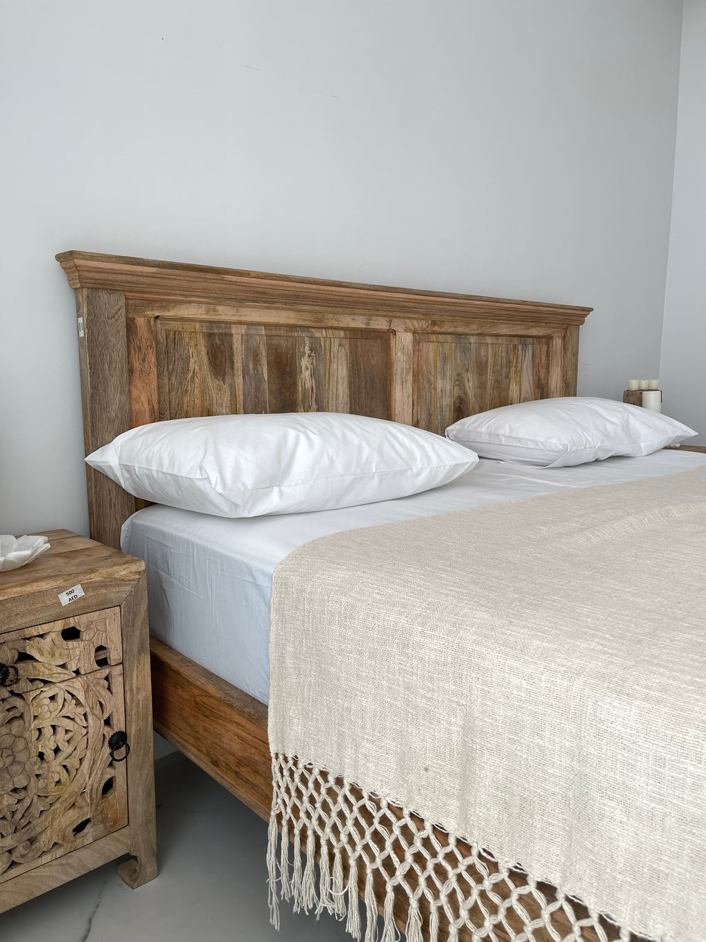 Plain panel bed