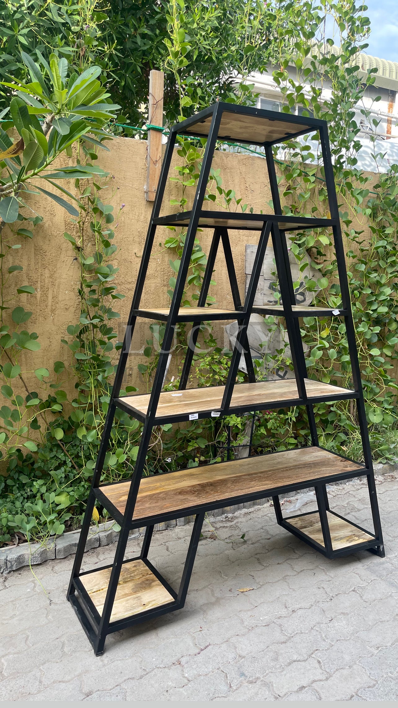 Triangular bookshelf