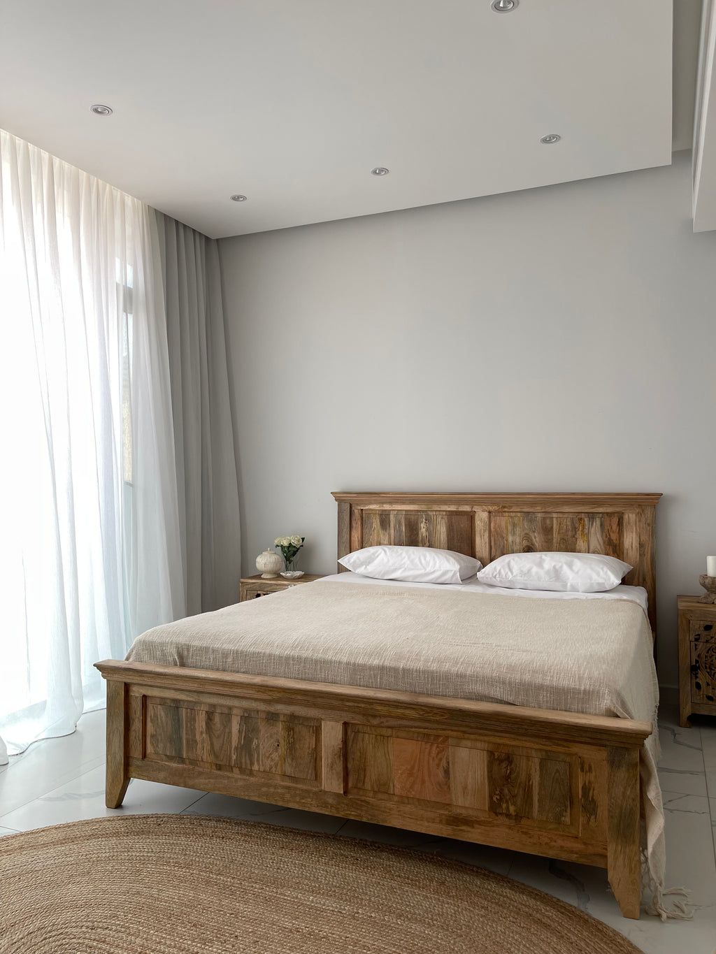 Plain panel bed