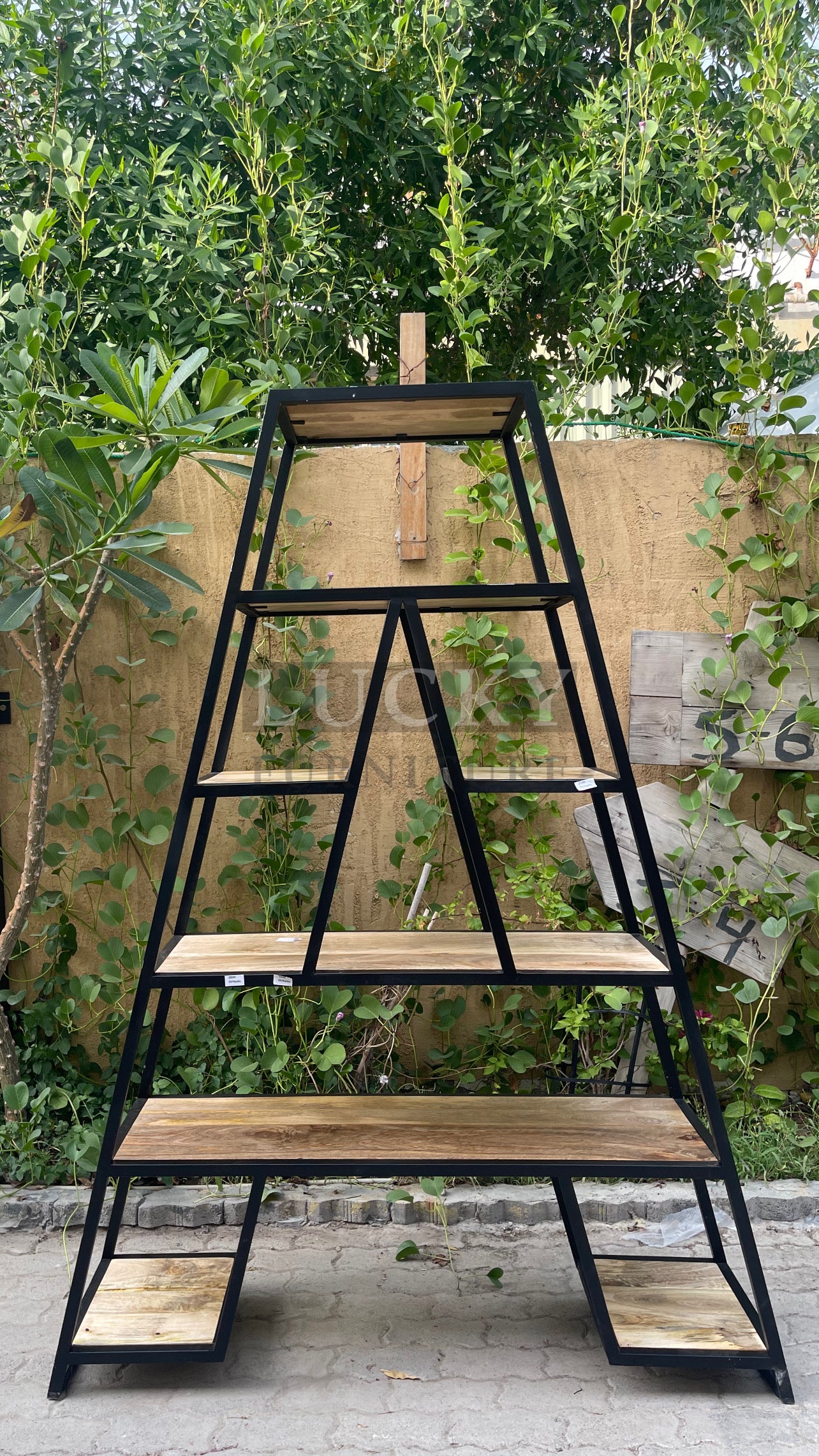 Triangular bookshelf