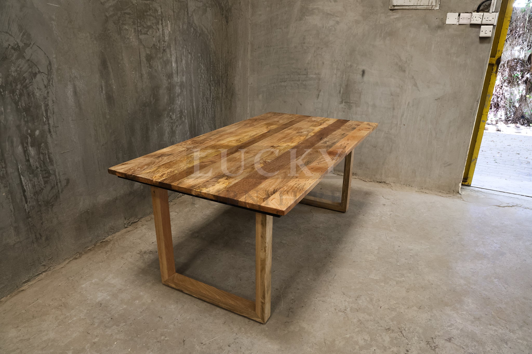 Mango wood U wooden legs table.
