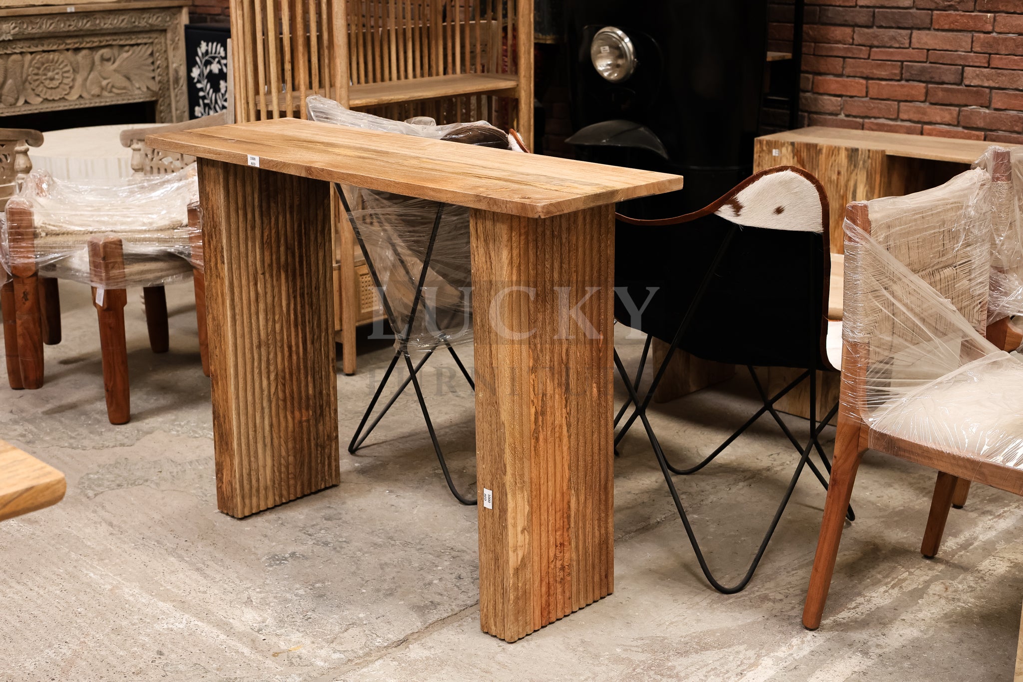 Line design console mango wood.