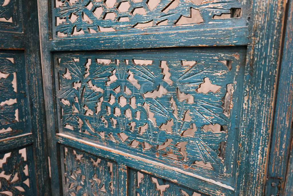 Vibrant carved room diving.