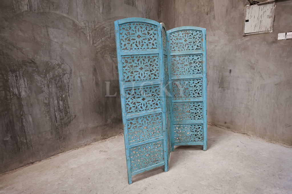 Vibrant carved room diving.