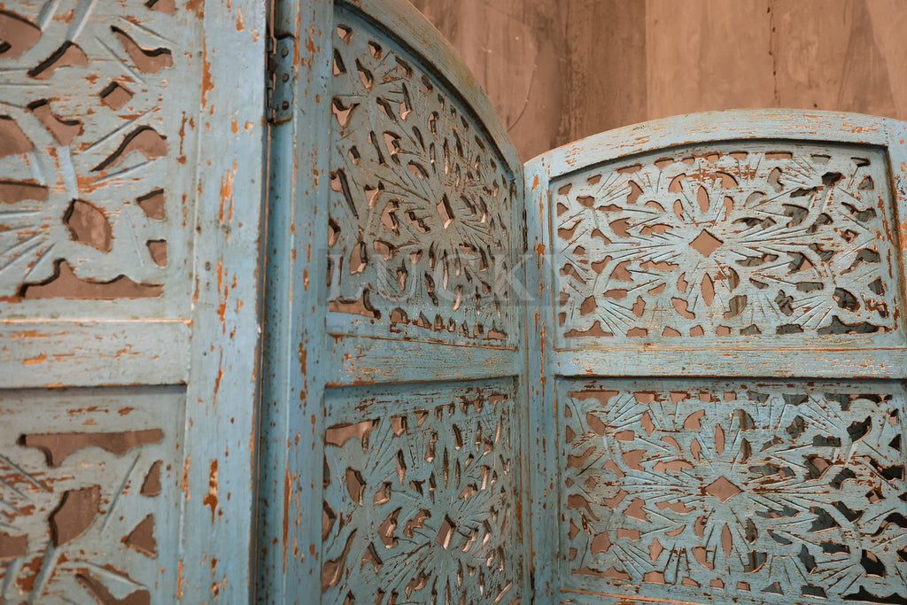 Vibrant carved room diving.