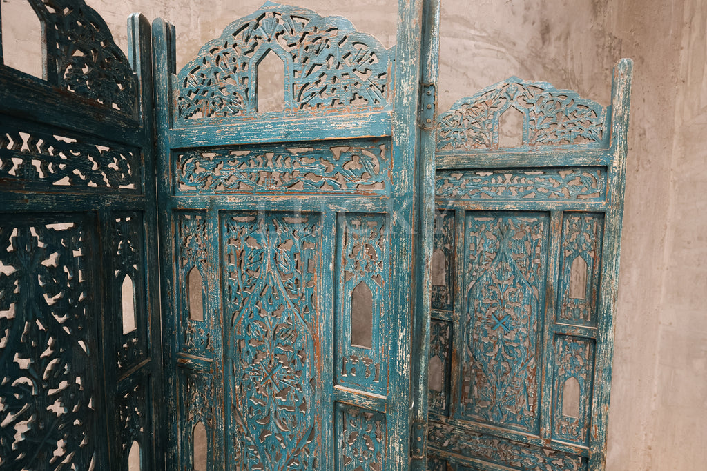 Vibrant carved room diving.