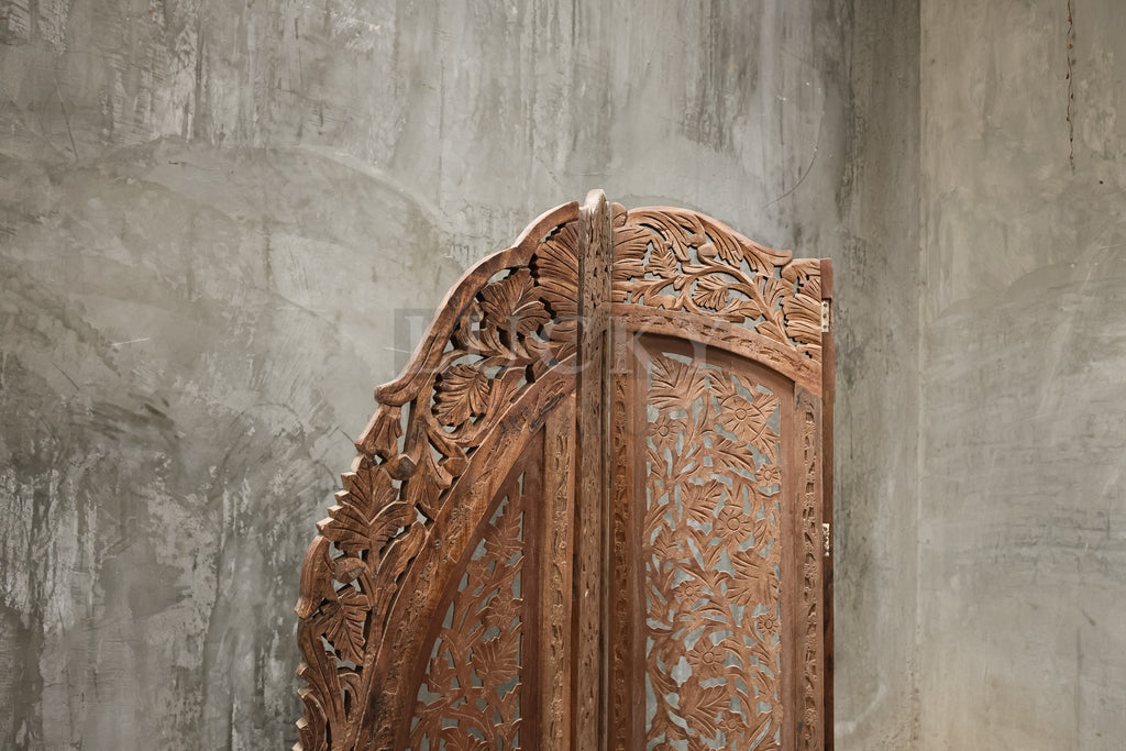 Vibrant carved room diving.
