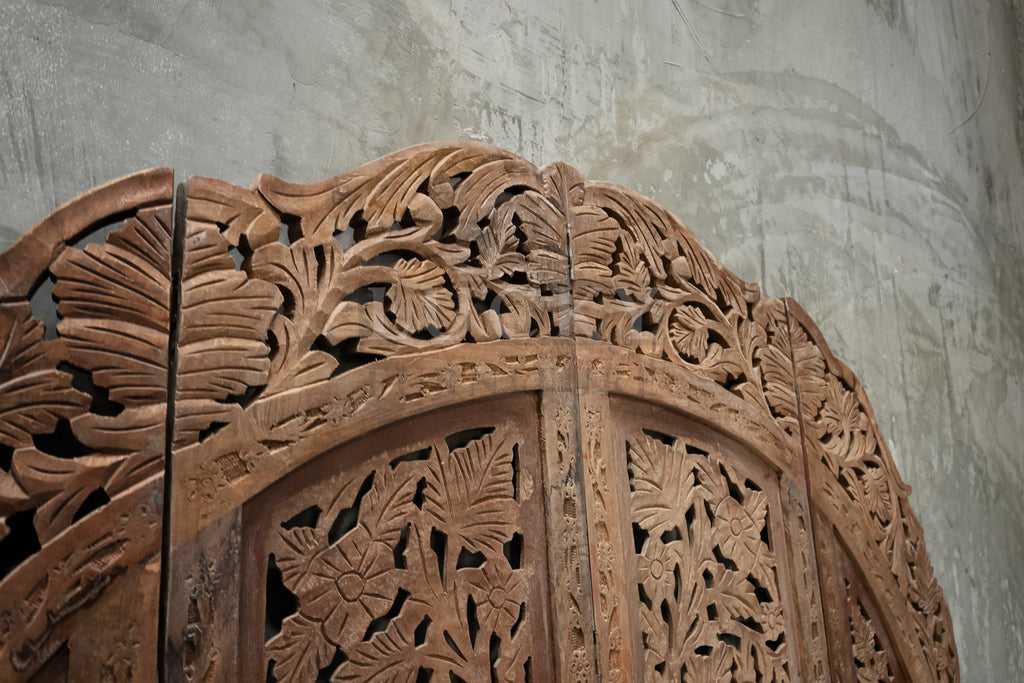Vibrant carved room diving.