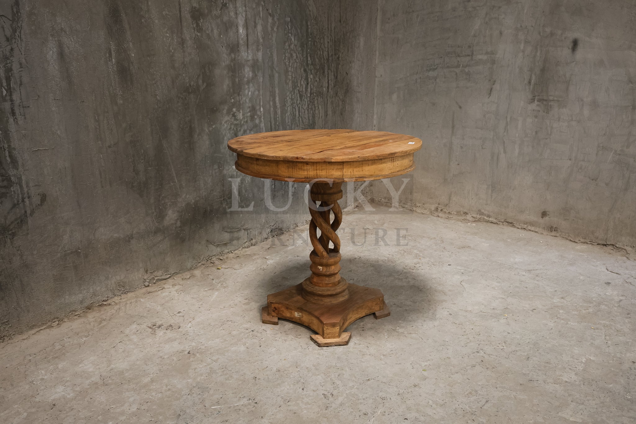 Candle base mango wood table.