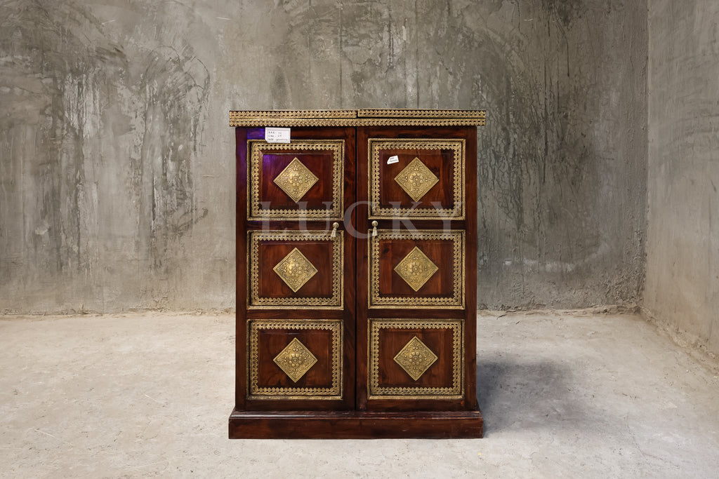 Brass inlay folding bar.