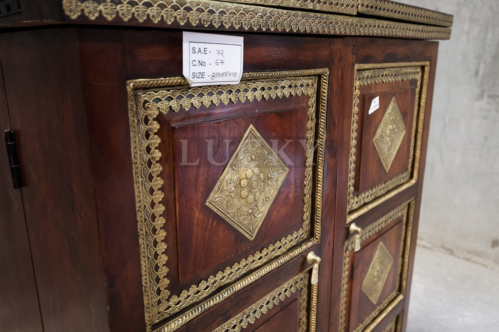Brass inlay folding bar.