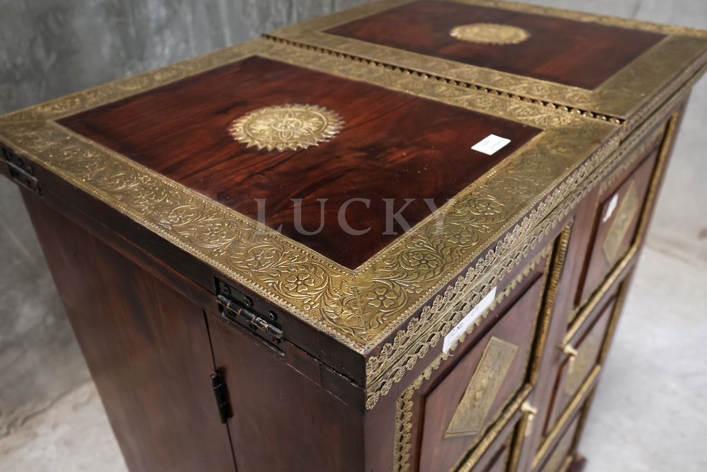 Brass inlay folding bar.