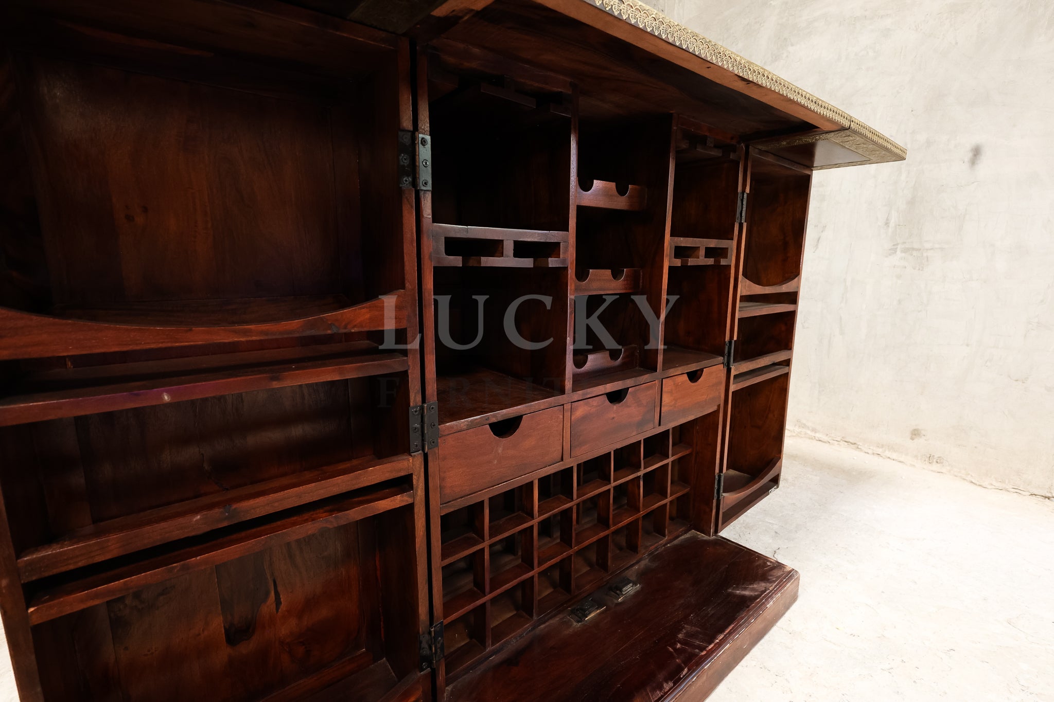 Brass inlay folding bar.