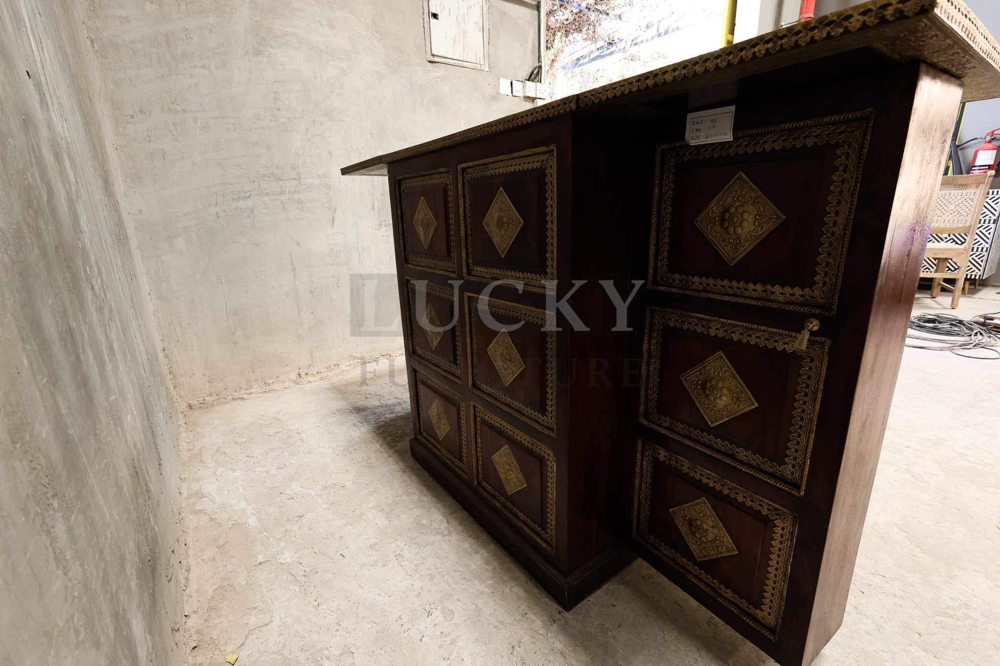 Brass inlay folding bar.