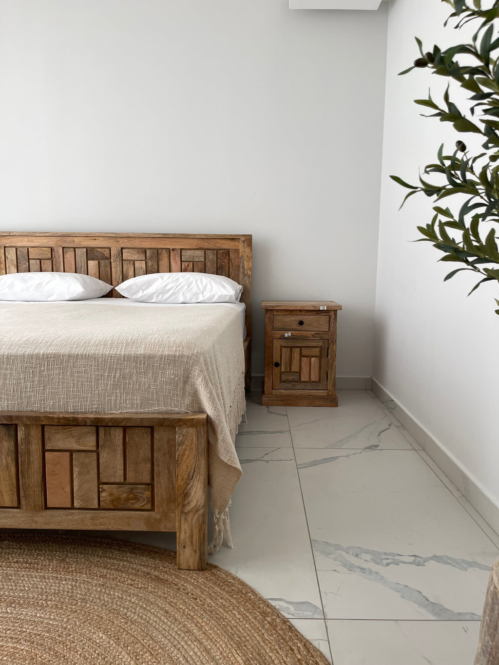 Mango wood bed