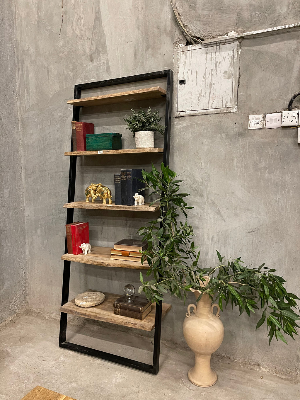 Leaning shelf