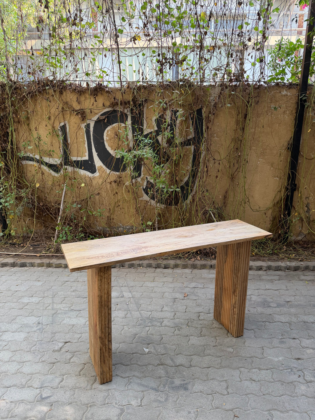 Fluted mango wood console