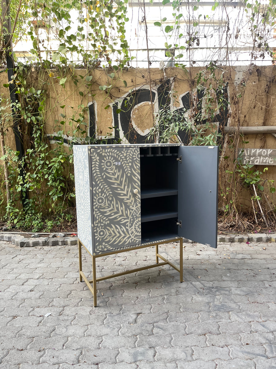 Inlay bar cabinet