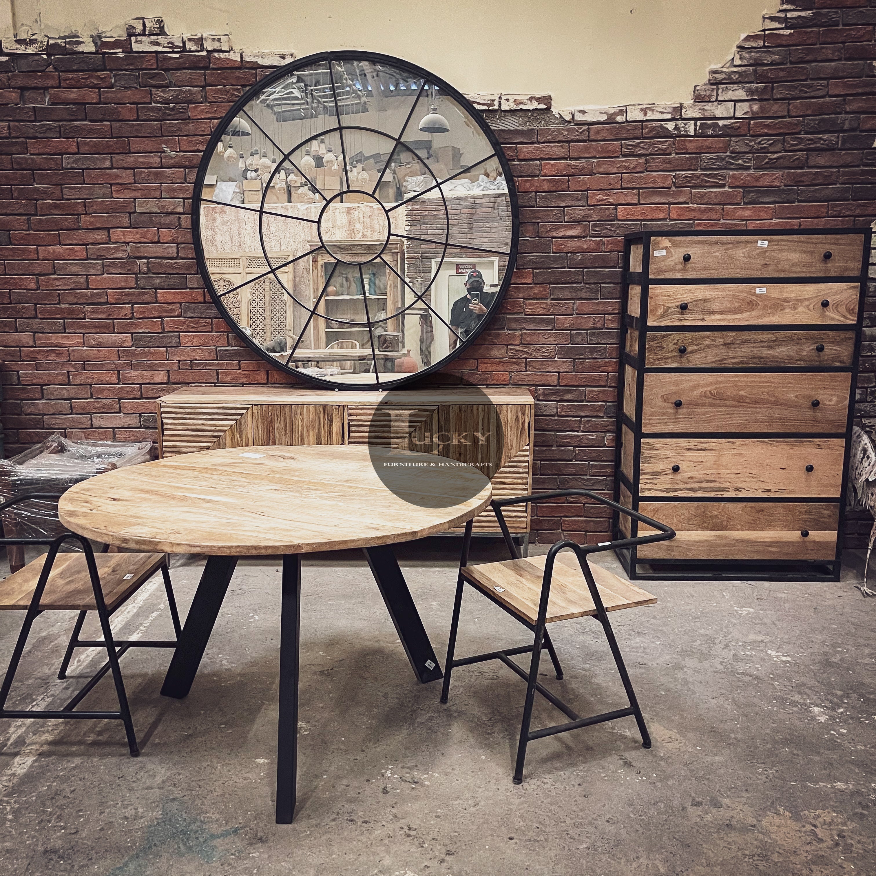 Sectional SIDERO Round Mirror Frame.